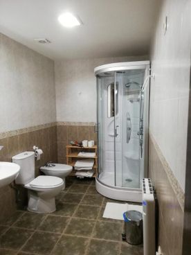 Casa Rural los Alisos cuarto de baño con su ducha