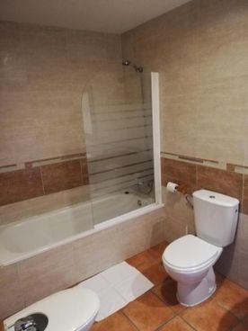 Casa Rural los Alisos cuarto de baño con su bide, ducha y váter