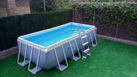 Casa Rural los Alisos piscina sobre cesped artificial