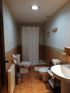 Casa Rural los Alisoscuarto de baño con ducha de fondo